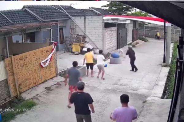 Detik-Detik Anjing Pitbull Gigit Anak Perempuan di Bandung, Warga Panik Selamatkan Korban Detik-Detik Anjing Pitbull Gigit Anak Perempuan di Bandung, Warga Panik Selamatkan Korban