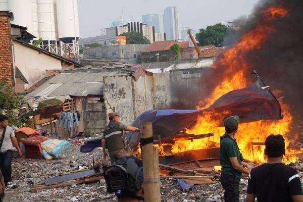 Kampung Boncos Digerebek Lagi, 4 Orang Ditangkap dan 6 Lapak Dibakar Kampung Boncos Digerebek Lagi, 4 Orang Ditangkap dan 6 Lapak Dibakar