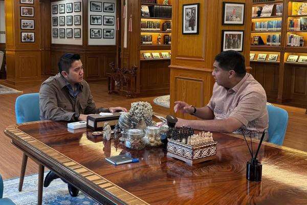 Seskab Teddy dan Menteri Ara Sirait Bahas Target Bedah 400.000 Rumah Seskab Teddy dan Menteri Ara Sirait Bahas Target Bedah 400.000 Rumah