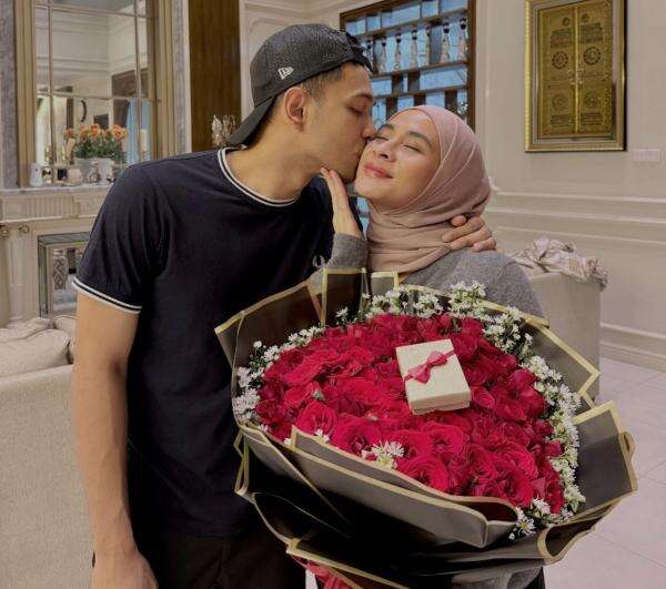 Kisah Cinta Firly Assyifa dengan Pebulu Tangkis Fajar Alfian: CLBK hingga ke Pelaminan dengan Peraih 2 Medali Asian Games 2026 Kisah Cinta Firly Assyifa dengan Pebulu Tangkis Fajar Alfian: CLBK hingga ke Pelaminan dengan Peraih 2 Medali Asian Games 2026