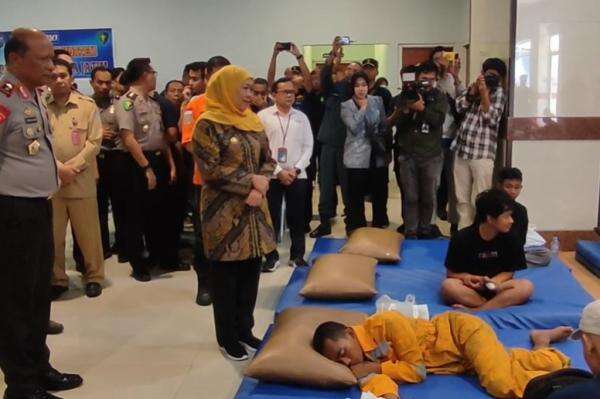 Tragedi Kebakaran KM Mutiara Sentosa II, Khofifah dan Kapolda Jatim Temui Korban Selamat Tragedi Kebakaran KM Mutiara Sentosa II, Khofifah dan Kapolda Jatim Temui Korban Selamat