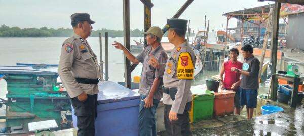 Musim Hujan, Satbinmas Polres Pelabuhan Belawan Sampaikan Himbauan Kamtibmas Nelayan Musim Hujan, Satbinmas Polres Pelabuhan Belawan Sampaikan Himbauan Kamtibmas Nelayan