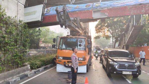 Kerugian Material Akibat Truk Tabrak JPO Tendean Mencapai Miliaran Rupiah Kerugian Material Akibat Truk Tabrak JPO Tendean Mencapai Miliaran Rupiah