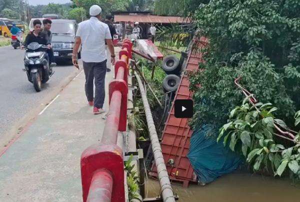 Kecelakaan di Jalinsum Labusel, Truk Rem Blong Masuk Sungai usai Hindari Bus Kecelakaan di Jalinsum Labusel, Truk Rem Blong Masuk Sungai usai Hindari Bus