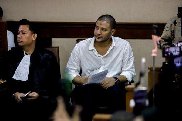 Hayati Kamelia Akui Ammar Zoni Pegang Ponsel dalam Penjara: Itu Biasa Hayati Kamelia Akui Ammar Zoni Pegang Ponsel dalam Penjara: Itu Biasa
