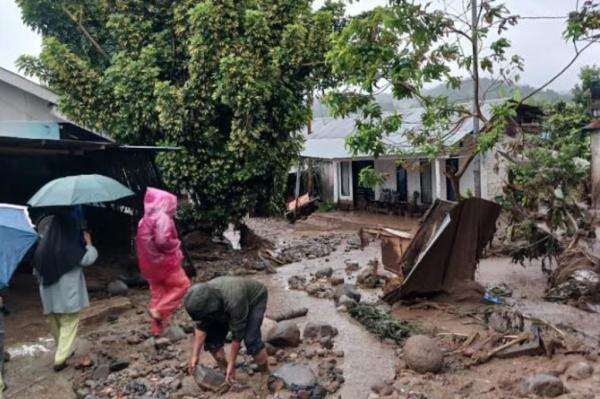 Korban Hilang Banjir Bandang Solok Ditemukan Meninggal, Total 2 Orang Tewas Korban Hilang Banjir Bandang Solok Ditemukan Meninggal, Total 2 Orang Tewas