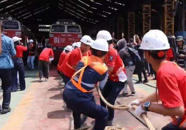 HUT ke-81 RI, Petugas Daop 2 Bandung Adu Kekuatan Lomba Tarik Lokomotif 80 Ton HUT ke-81 RI, Petugas Daop 2 Bandung Adu Kekuatan Lomba Tarik Lokomotif 80 Ton