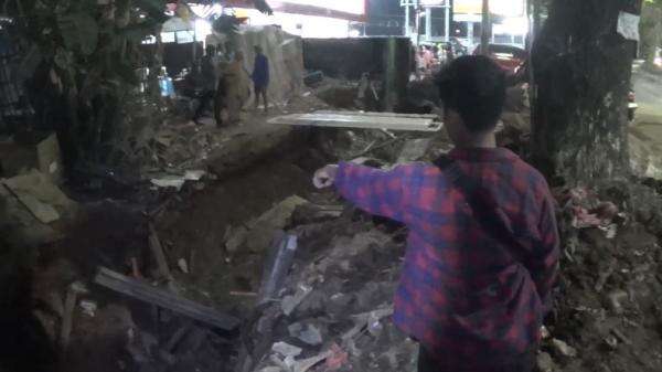 3 Pekerja Kabel Tertimpa Panel Beton di Gowa, 1 Tewas 2 Dilarikan ke RS 3 Pekerja Kabel Tertimpa Panel Beton di Gowa, 1 Tewas 2 Dilarikan ke RS