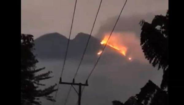 Cahaya Merah di Puncak Gunung Gamkonora Bikin Panik Warga Halmahera Barat Cahaya Merah di Puncak Gunung Gamkonora Bikin Panik Warga Halmahera Barat