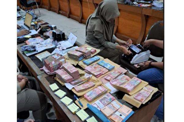 Selain Uang Ratusan Juta, KPK Sita Perhiasan saat Geledah Kanwil BPN Jatim Selain Uang Ratusan Juta, KPK Sita Perhiasan saat Geledah Kanwil BPN Jatim