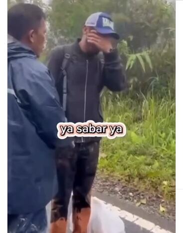 Kisah Sedih Seorang Ayah Jalan Puluhan KM demi Mencari Keluarganya yang Hilang Diterjang Banjir Sibolga Kisah Sedih Seorang Ayah Jalan Puluhan KM demi Mencari Keluarganya yang Hilang Diterjang Banjir Sibolga
