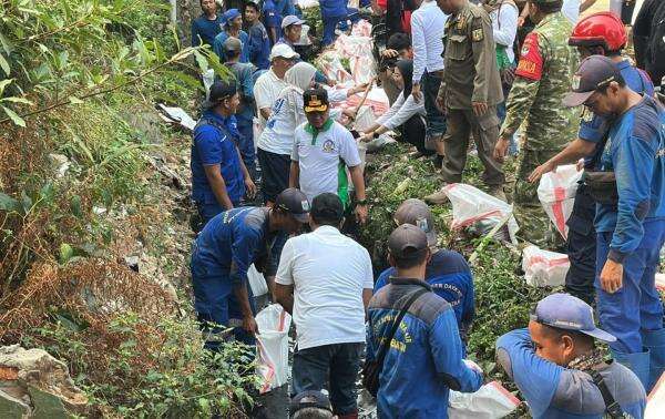 Antisipasi Musim Penghujan, Wali Kota Jaksel Bersih-bersih Selokan dari Lumpur Antisipasi Musim Penghujan, Wali Kota Jaksel Bersih-bersih Selokan dari Lumpur
