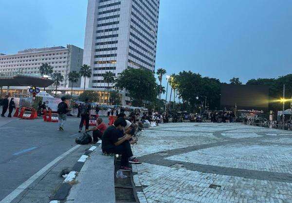 Pedemo Belum Bubar, Jalan Sekitar Bundaran HI Masih Ditutup Pedemo Belum Bubar, Jalan Sekitar Bundaran HI Masih Ditutup