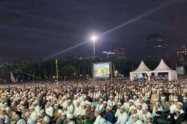 Monas Dipadati Umat Islam, Habib Umar Hadiri Tablig Akbar Majelis Rasulullah Monas Dipadati Umat Islam, Habib Umar Hadiri Tablig Akbar Majelis Rasulullah