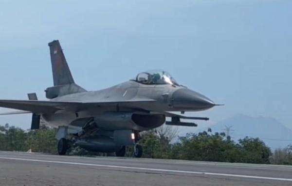 Antisipasi Darurat Perang, TNI AU Uji Coba Pendaratan Pesawat F-16 di Tol Paspro Antisipasi Darurat Perang, TNI AU Uji Coba Pendaratan Pesawat F-16 di Tol Paspro