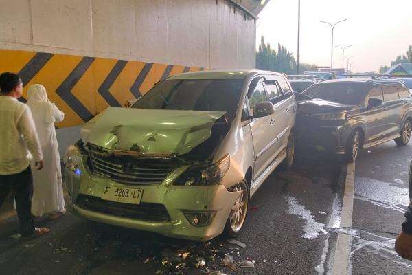 Kecelakaan Beruntun 4 Mobil di Tol JORR Pasar Rebo, Dipicu Rem Mendadak Kecelakaan Beruntun 4 Mobil di Tol JORR Pasar Rebo, Dipicu Rem Mendadak