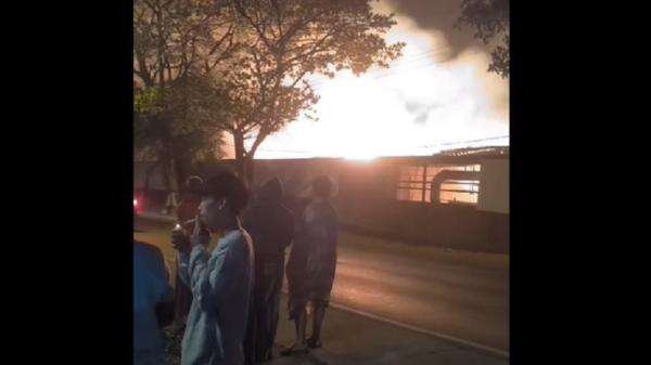 Kebakaran Hebat Pabrik Kayu di Pasuruan, Warga Panik Khawatir Api Merembet ke Permukiman Kebakaran Hebat Pabrik Kayu di Pasuruan, Warga Panik Khawatir Api Merembet ke Permukiman