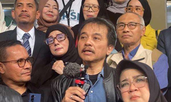 Hakim Tertahan Imbas Erupsi Anak Krakatau, Sidang Praperadilan Jilid 5 Roy Suryo Ditunda Hakim Tertahan Imbas Erupsi Anak Krakatau, Sidang Praperadilan Jilid 5 Roy Suryo Ditunda