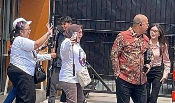 Sarwendah Labrak Pendukung Ruben Onsu di Pengadilan: Ibu Live tapi Ngata-ngatain Saya Sarwendah Labrak Pendukung Ruben Onsu di Pengadilan: Ibu Live tapi Ngata-ngatain Saya
