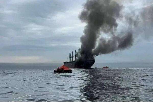 Perang Meluas, Giliran Drone Serang Mesir Sebabkan 2 Kapal Tanker Gas AS Terbakar Perang Meluas, Giliran Drone Serang Mesir Sebabkan 2 Kapal Tanker Gas AS Terbakar