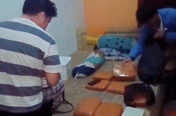 Polisi Gerebek Bandar Narkoba di Pangkalpinang, Temukan 12 Kg Ganja jadi Alas Tidur Polisi Gerebek Bandar Narkoba di Pangkalpinang, Temukan 12 Kg Ganja jadi Alas Tidur