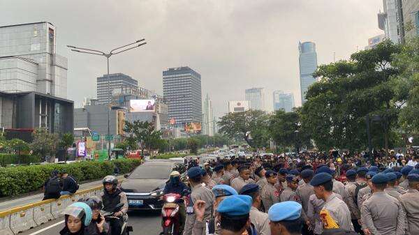 Demo Mahasiswa Belum Kelar, Arus Lalu Lintas di Jalan Jenderal Sudirman Tersendat Demo Mahasiswa Belum Kelar, Arus Lalu Lintas di Jalan Jenderal Sudirman Tersendat