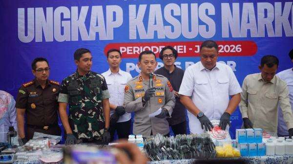 Polres Bogor Bongkar 74 Kasus Narkoba, Sita Barang Bukti Rp10,8 Miliar dan Tangkap 95 Tersangka Polres Bogor Bongkar 74 Kasus Narkoba, Sita Barang Bukti Rp10,8 Miliar dan Tangkap 95 Tersangka