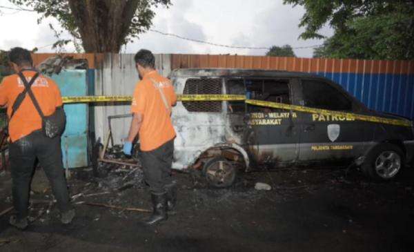 Surabaya Geger! Mobil Patroli Polsek Tambaksari Dibakar, Polisi Tangkap Pelaku Surabaya Geger! Mobil Patroli Polsek Tambaksari Dibakar, Polisi Tangkap Pelaku