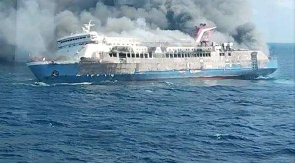 Kapal Mutiara Sentosa 2 Terbakar di Perairan Sumenep, Sejumlah Penumpang Melompat ke Laut Kapal Mutiara Sentosa 2 Terbakar di Perairan Sumenep, Sejumlah Penumpang Melompat ke Laut