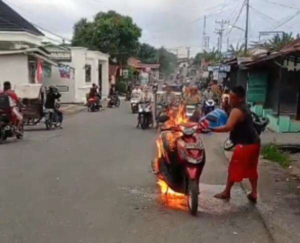 Ngeri! Hendak Antar Anak Sekolah, Motor Warga di Labuhanbatu Ludes Terbakar Ngeri! Hendak Antar Anak Sekolah, Motor Warga di Labuhanbatu Ludes Terbakar