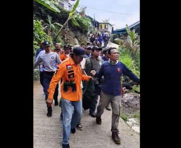 Macan Kumbang Gunung Prau Masuk Permukiman Warga di Batang, Dievakuasi ke BDC Macan Kumbang Gunung Prau Masuk Permukiman Warga di Batang, Dievakuasi ke BDC