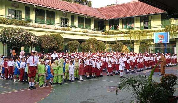 Begini Suasana Hari Pertama Siswa Masuk Sekolah, Diramaikan Orang Tua Murid Baru Begini Suasana Hari Pertama Siswa Masuk Sekolah, Diramaikan Orang Tua Murid Baru