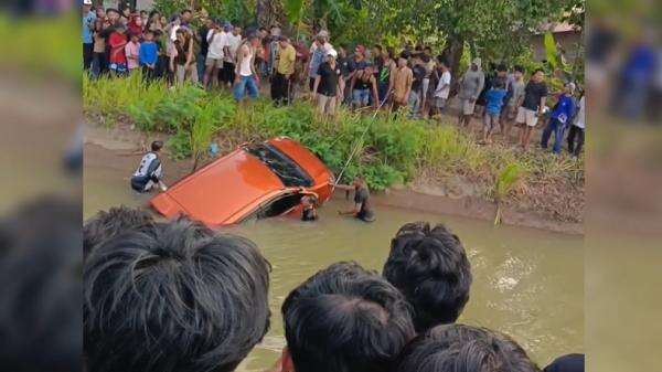 Mobil Ditumpangi Sepasang Kekasih Oleng Terjun ke Sungai di Lampung, Evakuasi Dramatis Mobil Ditumpangi Sepasang Kekasih Oleng Terjun ke Sungai di Lampung, Evakuasi Dramatis