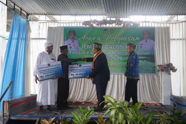 Manggarai Timur Kirim 10 Jamaah Calon Haji ke Tanah Suci, Pemerintah Serahkan Bantuan Hibah Manggarai Timur Kirim 10 Jamaah Calon Haji ke Tanah Suci, Pemerintah Serahkan Bantuan Hibah