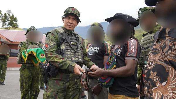 Ikrar Setia di Puncak Jaya, 4 Anggota OPM Serahkan Senjata ke TNI Ikrar Setia di Puncak Jaya, 4 Anggota OPM Serahkan Senjata ke TNI