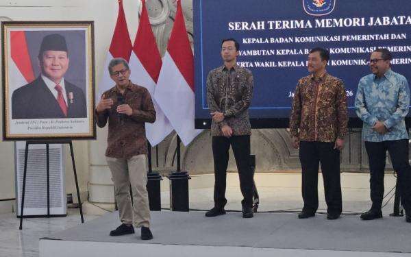 Kelakar Rocky Gerung saat Sertijab Kepala Bakom: Tugas Pertama Syahganda Memulihkan Nama Baik Saya Kelakar Rocky Gerung saat Sertijab Kepala Bakom: Tugas Pertama Syahganda Memulihkan Nama Baik Saya