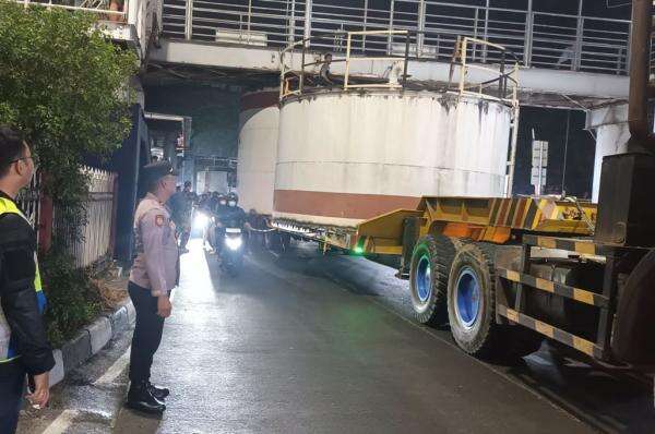 Truk Nyangkut di JPO Kramat Jati Jaktim, Pramono Siapkan Sanksi buat Operator Truk Nyangkut di JPO Kramat Jati Jaktim, Pramono Siapkan Sanksi buat Operator