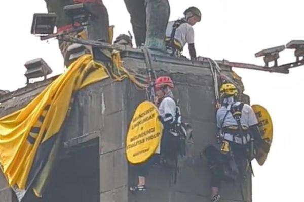 6 Aktivis Greenpeace Lemas usai Bentangkan Spanduk di Bundaran HI, Dilarikan ke Klinik 6 Aktivis Greenpeace Lemas usai Bentangkan Spanduk di Bundaran HI, Dilarikan ke Klinik