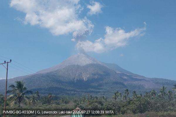 Gunung Lewotobi Laki-laki Erupsi, Abu Tebal Membubung Setinggi 600 Meter Gunung Lewotobi Laki-laki Erupsi, Abu Tebal Membubung Setinggi 600 Meter