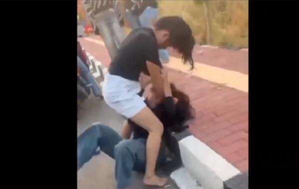 Viral! 2 Siswi SMP Berkelahi hingga Kepala Dihantam ke Trotoar Viral! 2 Siswi SMP Berkelahi hingga Kepala Dihantam ke Trotoar