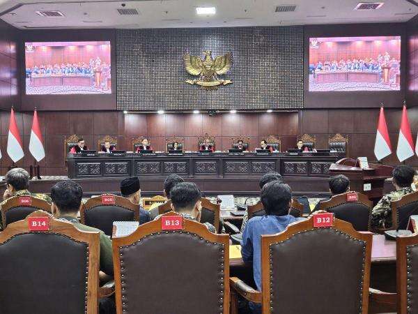 Saldi Isra Berkelakar di Sidang Gugatan Ijazah Gibran: yang Paling Penting Malam Ini Hasil Bola! Saldi Isra Berkelakar di Sidang Gugatan Ijazah Gibran: yang Paling Penting Malam Ini Hasil Bola!