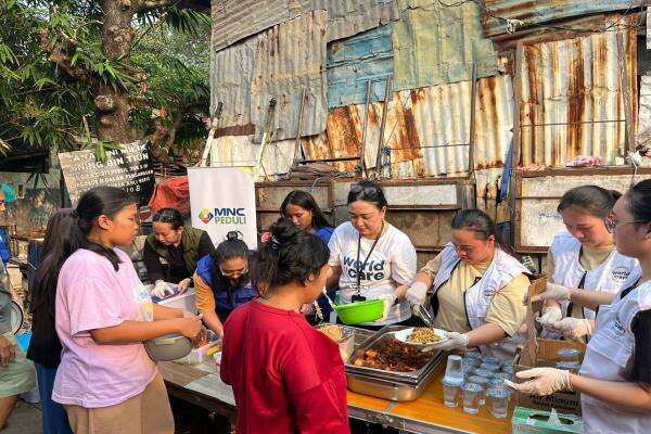 MNC Peduli dan Park Hyatt Jakarta Gelar Aksi Food Rescue untuk Warga Duri Kepa MNC Peduli dan Park Hyatt Jakarta Gelar Aksi Food Rescue untuk Warga Duri Kepa
