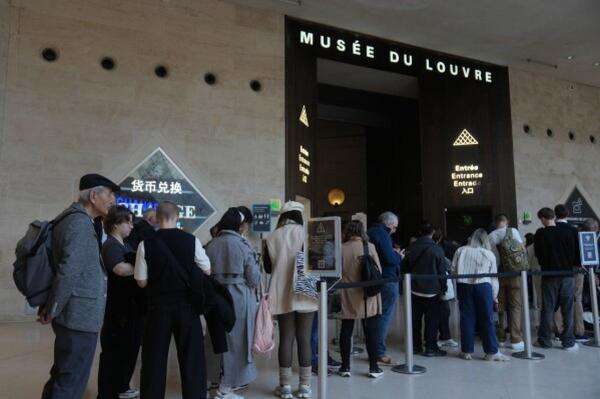 Direktur Museum Louvre Salahkan CCTV yang Gagal Deteksi Pencuri Perhiasan Rp1,6 Triliun Direktur Museum Louvre Salahkan CCTV yang Gagal Deteksi Pencuri Perhiasan Rp1,6 Triliun