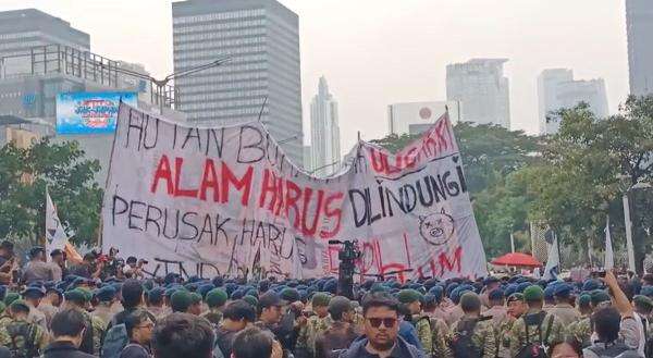 Dicegat Demo ke HI, Mahasiswa Bentangkan Spanduk Raksasa Dicegat Demo ke HI, Mahasiswa Bentangkan Spanduk Raksasa