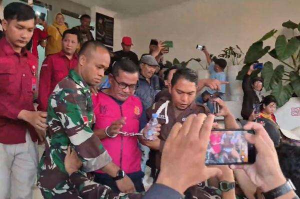 Eks Kabid Pasar Bekasi Ditahan, Diduga Pungli Pengelolaan MCK Bantargebang Rp80 Juta Eks Kabid Pasar Bekasi Ditahan, Diduga Pungli Pengelolaan MCK Bantargebang Rp80 Juta