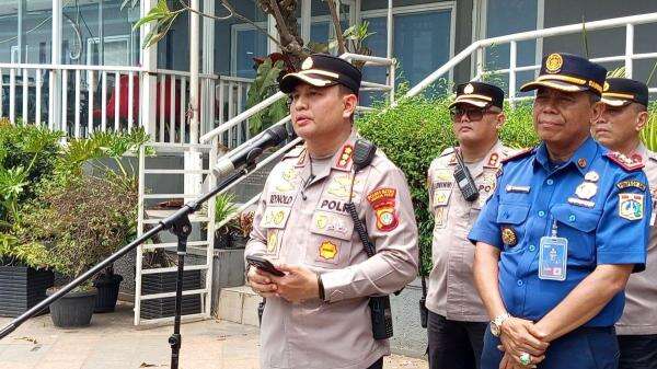 Aktivis Greenpeace Panjat Monumen Selamat Datang, Polisi Singgung Status Cagar Budaya Aktivis Greenpeace Panjat Monumen Selamat Datang, Polisi Singgung Status Cagar Budaya