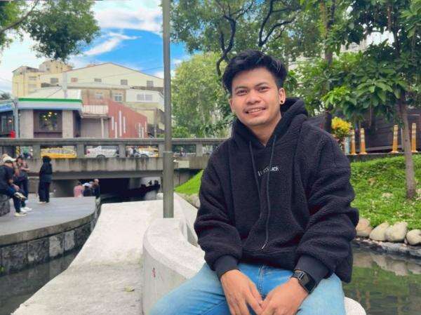 Viral Kisah Deni Setiawan, Pekerja Migran di Taiwan yang Ubah Rasa Rindu Jadi Konten Komedi Viral Kisah Deni Setiawan, Pekerja Migran di Taiwan yang Ubah Rasa Rindu Jadi Konten Komedi