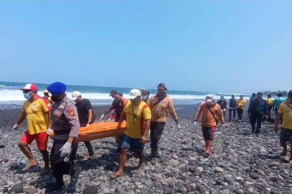 Perempuan Bali Tewas di Pantai Purnama Gianyar, Diduga Jatuh ke Laut saat Ritual Melukat Perempuan Bali Tewas di Pantai Purnama Gianyar, Diduga Jatuh ke Laut saat Ritual Melukat
