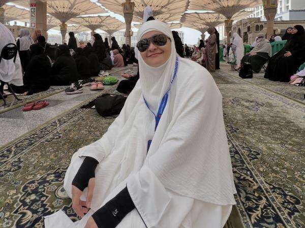 Mita The Virgin Kenang Mendiang Mama saat Umrah, Doanya Banjir Air Mata Mita The Virgin Kenang Mendiang Mama saat Umrah, Doanya Banjir Air Mata