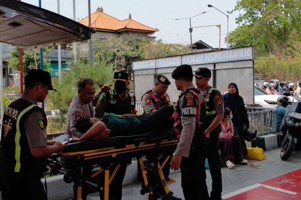 Antre BBM Berjam-jam di Jembrana Bali, Sejumlah Warga Pingsan hingga Dilarikan ke RS Antre BBM Berjam-jam di Jembrana Bali, Sejumlah Warga Pingsan hingga Dilarikan ke RS
